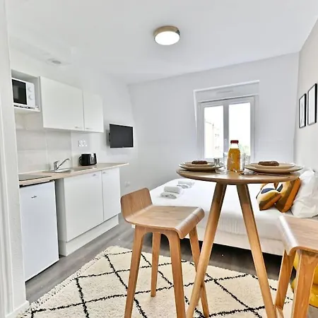 Petit Et Lumineux Pres De Paris