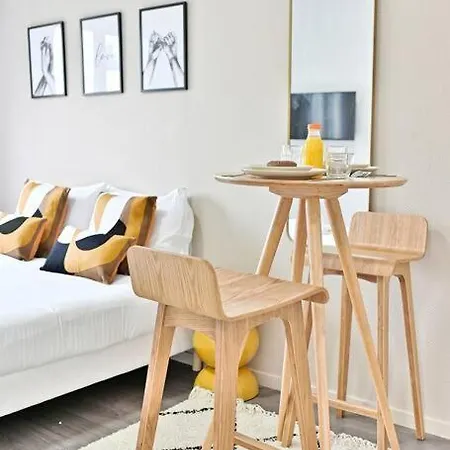 Petit Et Lumineux Pres De Paris *